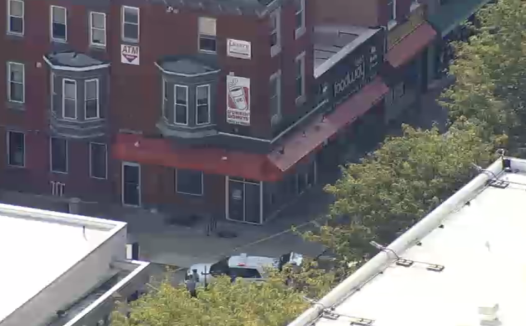 15岁少年在天普大学附近的Dunkin’ Donuts外遭枪击,情况危急